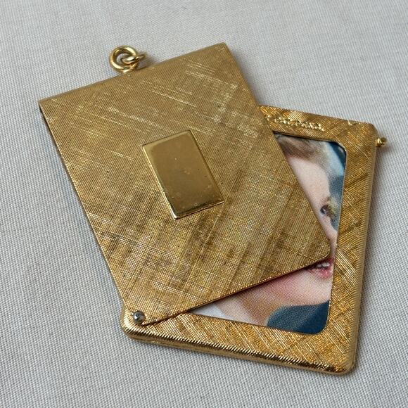 Napier Vintage Brushed Gold Plate Photo Picture Locket Pendant Slide Out - Picture 1 of 11